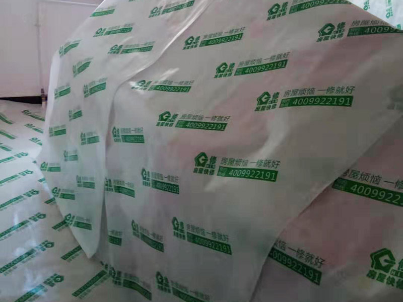 墻面修補(bǔ)保護(hù):遇到墻面長(zhǎng)了霉斑的情況，可以用超市買的洗衣服用的漂白水，濕布占著擦即可。不僅能有效清除表面霉斑，還有消毒的作用，但只適用于白墻，有顏色或者有藝術(shù)效果的漆面應(yīng)避免使用。 除了漂白水以外，還可以使用專業(yè)的墻體霉菌清除劑，一般在超市能夠買到。將清潔劑搖勻后用普通氣壓噴壺按照說(shuō)明書的要求兌水，對(duì)著發(fā)霉的墻面噴涂，大概30分鐘后，霉菌會(huì)自然分解。 對(duì)于墻面開裂，我們可以用鏟刀把裂縫兩邊約10厘米左右的漆膜鏟掉，使其露出底材，查明開裂的原因。如果是基材有裂縫，則可以用嵌縫石膏補(bǔ)住裂縫，等到石膏變硬之后，再補(bǔ)刮膩?zhàn)?，重新涂刷乳膠漆。