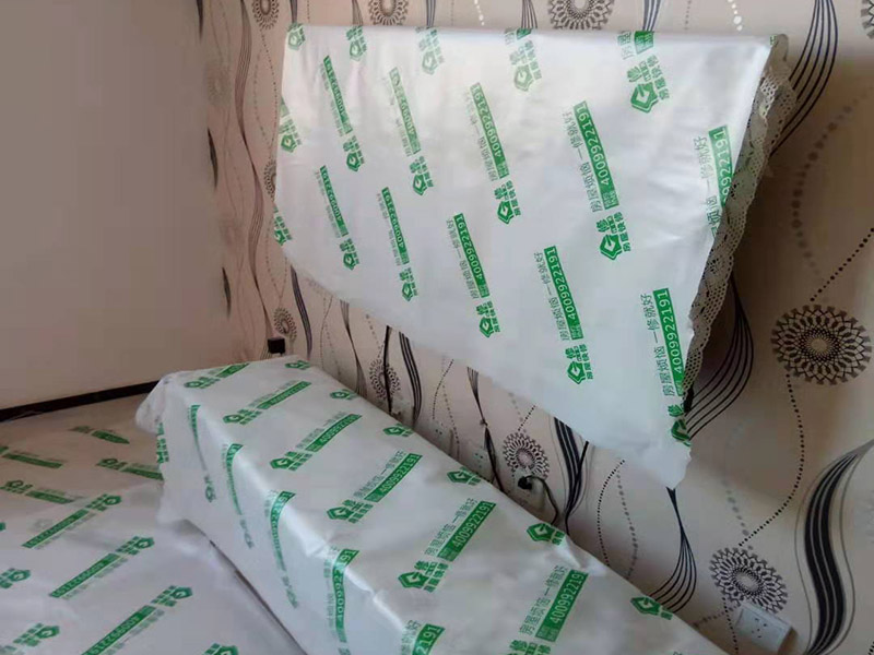 墻面修補(bǔ)保護(hù):遇到墻面長(zhǎng)了霉斑的情況，可以用超市買的洗衣服用的漂白水，濕布占著擦即可。不僅能有效清除表面霉斑，還有消毒的作用，但只適用于白墻，有顏色或者有藝術(shù)效果的漆面應(yīng)避免使用。 除了漂白水以外，還可以使用專業(yè)的墻體霉菌清除劑，一般在超市能夠買到。將清潔劑搖勻后用普通氣壓噴壺按照說(shuō)明書的要求兌水，對(duì)著發(fā)霉的墻面噴涂，大概30分鐘后，霉菌會(huì)自然分解。 對(duì)于墻面開裂，我們可以用鏟刀把裂縫兩邊約10厘米左右的漆膜鏟掉，使其露出底材，查明開裂的原因。如果是基材有裂縫，則可以用嵌縫石膏補(bǔ)住裂縫，等到石膏變硬之后，再補(bǔ)刮膩?zhàn)?，重新涂刷乳膠漆。