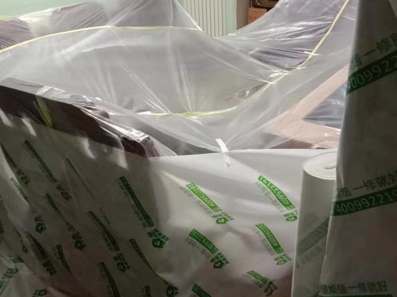 現(xiàn)場(chǎng)家具保護(hù):利用塑料薄膜將業(yè)主家的衣柜、榻榻米等家具，都做好了保護(hù)工作，避免膩?zhàn)佑推岬炔牧吓郊揖呱希瑢?duì)后期的衛(wèi)生清理帶來(lái)麻煩；主要是為了方便施工的，避免在批膩?zhàn)訒r(shí)，把膩?zhàn)优郊揖呱?，或者是在噴乳膠漆時(shí)，濺到家具上，這樣一來(lái)，后面在清理時(shí)就麻煩多了；