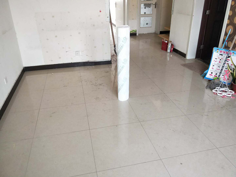 全屋家具保護(hù)案例：房屋整體裝修完成后再將家具進(jìn)行定制安裝，所以在安裝過程中可能會(huì)對(duì)已經(jīng)裝修好的工程造成些許損壞，這個(gè)時(shí)候就需要注意對(duì)家中的地面、墻面、門窗等進(jìn)行保護(hù)，以免造成不要的損壞。水管電線是在房屋裝修時(shí)就已經(jīng)改造好了，在定制家具的安裝過程中要注意盡量不要改動(dòng)墻面的水管電線，因?yàn)槿绻脑觳缓镁蜁?huì)造成家里用水用電不便，甚至可能會(huì)引起事故。