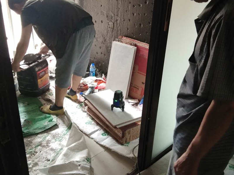 廚房改造維修：拆除。不管是新房舊房，可能都會(huì)面臨拆除的問(wèn)題。如果是舊房改造，就需要首先拆除墻面和地面原有的瓷磚，拆除吊頂，拆除原有的廚具、燈具等;如果是新房想改變?cè)瓉?lái)廚房的格局，也會(huì)首先面臨拆墻的任務(wù)。 二、水路、電路改造。大多數(shù)人都愿意將水路、電路做成暗管，因?yàn)楸容^美觀。水電路隱患工程，所以一定做到安全。三、墻面地面、抹灰找平。地面、墻面拆除后，水泥找平墻地面不平整的位置，這將有利于下一步做防水。四、做防水。水泥干透后，在墻面和地面刷涂防水涂料2到3遍，做24小時(shí)試水試驗(yàn)。