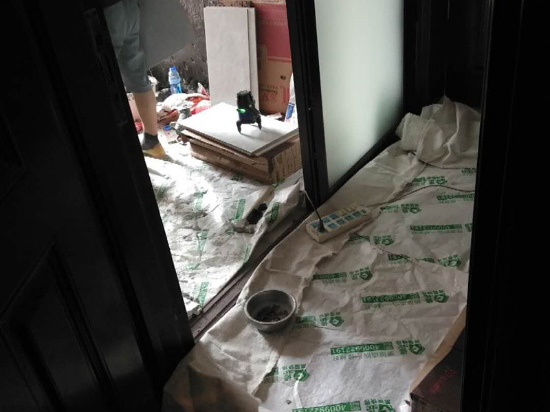 廚房改造維修：拆除。不管是新房舊房，可能都會(huì)面臨拆除的問(wèn)題。如果是舊房改造，就需要首先拆除墻面和地面原有的瓷磚，拆除吊頂，拆除原有的廚具、燈具等;如果是新房想改變?cè)瓉?lái)廚房的格局，也會(huì)首先面臨拆墻的任務(wù)。 二、水路、電路改造。大多數(shù)人都愿意將水路、電路做成暗管，因?yàn)楸容^美觀。水電路隱患工程，所以一定做到安全。三、墻面地面、抹灰找平。地面、墻面拆除后，水泥找平墻地面不平整的位置，這將有利于下一步做防水。四、做防水。水泥干透后，在墻面和地面刷涂防水涂料2到3遍，做24小時(shí)試水試驗(yàn)。