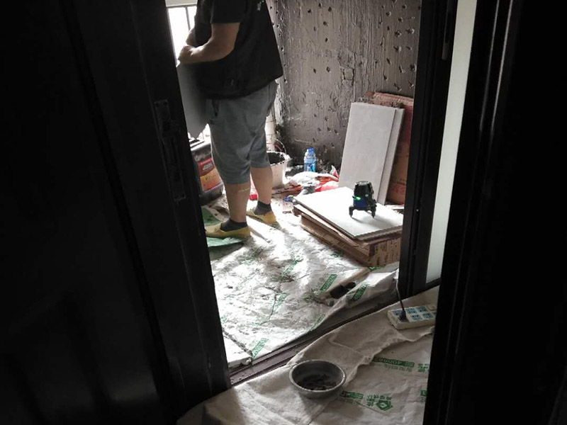 廚房改造維修：拆除。不管是新房舊房，可能都會(huì)面臨拆除的問(wèn)題。如果是舊房改造，就需要首先拆除墻面和地面原有的瓷磚，拆除吊頂，拆除原有的廚具、燈具等;如果是新房想改變?cè)瓉?lái)廚房的格局，也會(huì)首先面臨拆墻的任務(wù)。 二、水路、電路改造。大多數(shù)人都愿意將水路、電路做成暗管，因?yàn)楸容^美觀。水電路隱患工程，所以一定做到安全。三、墻面地面、抹灰找平。地面、墻面拆除后，水泥找平墻地面不平整的位置，這將有利于下一步做防水。四、做防水。水泥干透后，在墻面和地面刷涂防水涂料2到3遍，做24小時(shí)試水試驗(yàn)。