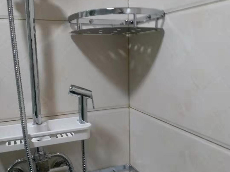 衛(wèi)浴五金安裝：衛(wèi)浴五金掛件，泛指安裝在衛(wèi)生間、浴室墻壁上，用于放置或掛晾清潔用品、毛巾衣物等物品的金屬制品，通常包括衣鉤、杯架、浴巾架、毛巾架、紙巾架、肥皂煙灰缸、置物架等，是浴室內(nèi)細(xì)小卻實(shí)用的重要組成部分。五金件安裝通常是在瓷磚鋪貼完成后，在瓷磚上鉆孔，然后將木楔嵌入孔中，再在上面用螺絲或膨脹螺絲將五金掛件進(jìn)行固定。建議請(qǐng)專(zhuān)業(yè)的師傅用玻璃鉆頭先開(kāi)出瓷磚的孔再用沖擊鉆打水泥，避免打裂瓷磚。 