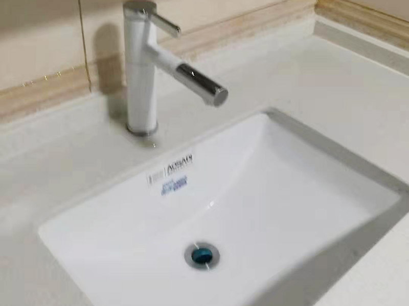 衛(wèi)浴五金安裝：衛(wèi)浴五金掛件，泛指安裝在衛(wèi)生間、浴室墻壁上，用于放置或掛晾清潔用品、毛巾衣物等物品的金屬制品，通常包括衣鉤、杯架、浴巾架、毛巾架、紙巾架、肥皂煙灰缸、置物架等，是浴室內(nèi)細(xì)小卻實(shí)用的重要組成部分。五金件安裝通常是在瓷磚鋪貼完成后，在瓷磚上鉆孔，然后將木楔嵌入孔中，再在上面用螺絲或膨脹螺絲將五金掛件進(jìn)行固定。建議請(qǐng)專(zhuān)業(yè)的師傅用玻璃鉆頭先開(kāi)出瓷磚的孔再用沖擊鉆打水泥，避免打裂瓷磚。 