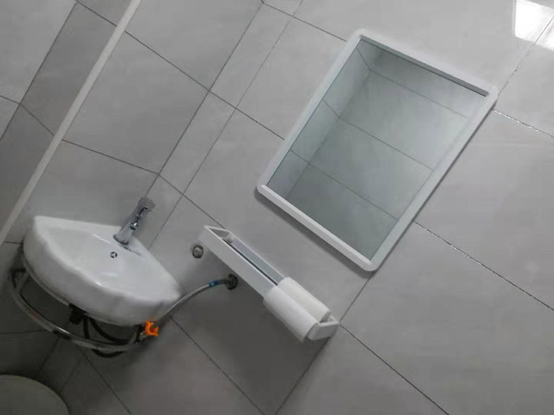 衛(wèi)浴五金安裝：衛(wèi)浴五金掛件，泛指安裝在衛(wèi)生間、浴室墻壁上，用于放置或掛晾清潔用品、毛巾衣物等物品的金屬制品，通常包括衣鉤、杯架、浴巾架、毛巾架、紙巾架、肥皂煙灰缸、置物架等，是浴室內(nèi)細(xì)小卻實(shí)用的重要組成部分。五金件安裝通常是在瓷磚鋪貼完成后，在瓷磚上鉆孔，然后將木楔嵌入孔中，再在上面用螺絲或膨脹螺絲將五金掛件進(jìn)行固定。建議請(qǐng)專(zhuān)業(yè)的師傅用玻璃鉆頭先開(kāi)出瓷磚的孔再用沖擊鉆打水泥，避免打裂瓷磚。 