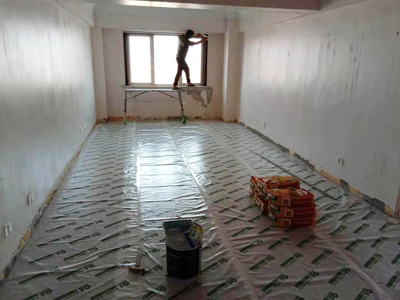 客廳墻面翻新案例：在進(jìn)行客廳老墻面的翻新處理的時(shí)候要注意將老墻面的原有裝修和裝飾都一并的清除。如果老墻面是裝修了一兩年的，則可以只使用鋼刷和砂紙打磨墻面，讓墻面變得干凈平整之后開始新的乳膠漆粉刷工作，如果是裝修時(shí)間很長磨損很嚴(yán)重的老墻面，則需要用鏟子將墻面的原有裝修都鏟除，之后再刷上膩?zhàn)娱_始新的粉刷工作。老墻面的水泥層都有可能存在損壞嚴(yán)重的情況，可以將損壞的墻面部分全部鏟除，之后再使用水泥進(jìn)行涂抹。這樣干凈齊整的墻面更有利于墻面的粉刷效果。