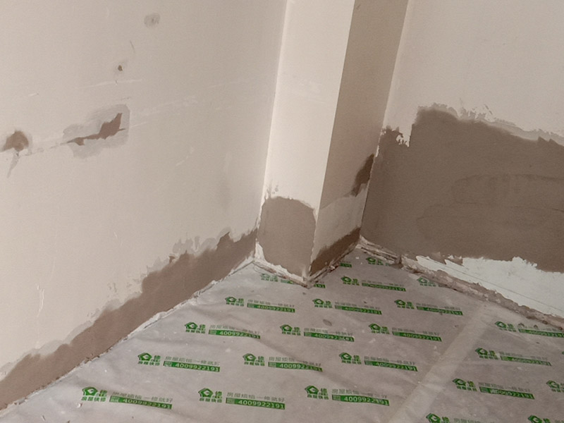 客廳墻面翻新案例：在進(jìn)行客廳老墻面的翻新處理的時(shí)候要注意將老墻面的原有裝修和裝飾都一并的清除。如果老墻面是裝修了一兩年的，則可以只使用鋼刷和砂紙打磨墻面，讓墻面變得干凈平整之后開始新的乳膠漆粉刷工作，如果是裝修時(shí)間很長磨損很嚴(yán)重的老墻面，則需要用鏟子將墻面的原有裝修都鏟除，之后再刷上膩?zhàn)娱_始新的粉刷工作。老墻面的水泥層都有可能存在損壞嚴(yán)重的情況，可以將損壞的墻面部分全部鏟除，之后再使用水泥進(jìn)行涂抹。這樣干凈齊整的墻面更有利于墻面的粉刷效果。