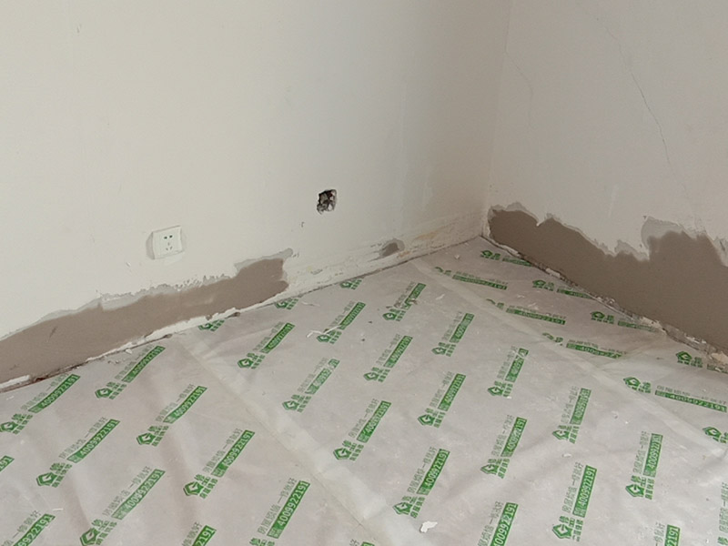 客廳墻面翻新案例：在進(jìn)行客廳老墻面的翻新處理的時(shí)候要注意將老墻面的原有裝修和裝飾都一并的清除。如果老墻面是裝修了一兩年的，則可以只使用鋼刷和砂紙打磨墻面，讓墻面變得干凈平整之后開始新的乳膠漆粉刷工作，如果是裝修時(shí)間很長磨損很嚴(yán)重的老墻面，則需要用鏟子將墻面的原有裝修都鏟除，之后再刷上膩?zhàn)娱_始新的粉刷工作。老墻面的水泥層都有可能存在損壞嚴(yán)重的情況，可以將損壞的墻面部分全部鏟除，之后再使用水泥進(jìn)行涂抹。這樣干凈齊整的墻面更有利于墻面的粉刷效果。