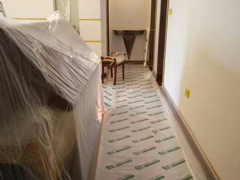 復式樓整體保護：各種裝修物料的進場以及各種建筑裝修垃圾的清理，都會經(jīng)過入戶門，這些物品在搬運的過程中，難免會和入戶門發(fā)生磕碰，造成入戶門的磕碰劃傷，所以，第一個需要做好成品保護的地方就是入戶門。做法：在裝修開工前直到家具進場期間，都需要對入戶門進行保護！可以使用成品保護膜將門包裹。 地面瓷磚鋪貼完后，用成品保護膜覆蓋磚面，既可以防止裝修時的沙子磨傷地面，同時也能有效地防止油漆涂料等有色液體滴落磚面，造成地面污染。好處：1.平整美觀；2.不會有泥沙塵土進入瓷磚；3.施工時不會刮花瓷磚；4.時間久了瓷磚依然干凈無塵。 在進行木門、櫥柜、家具等的相關(guān)的安裝或組裝的過程中，成品保護主要體現(xiàn)在兩個方面：一是原有的墻面、地面裝飾的保護，盡量避免因為這些安裝工程對已裝的部分造成破壞；二是安裝的物品本身的保護，注意不要在安裝過程中造成磕碰、劃傷等損傷。好處：1.美觀；2.避免后期刮膩子滴到柜子上；3.避免后期安裝碰到，導致油漆脫落和刮痕；4.防塵。