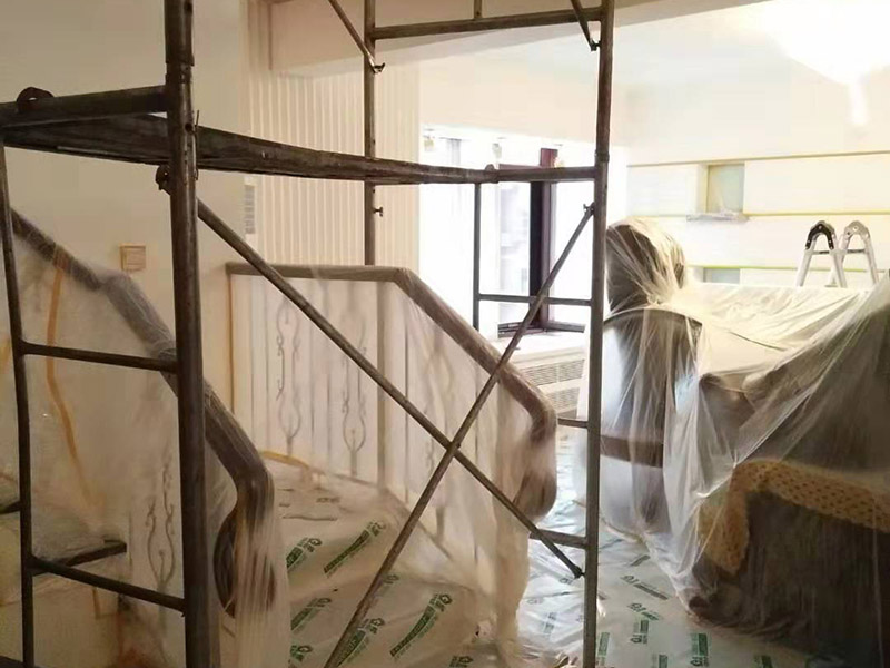 復式樓整體保護：各種裝修物料的進場以及各種建筑裝修垃圾的清理，都會經(jīng)過入戶門，這些物品在搬運的過程中，難免會和入戶門發(fā)生磕碰，造成入戶門的磕碰劃傷，所以，第一個需要做好成品保護的地方就是入戶門。做法：在裝修開工前直到家具進場期間，都需要對入戶門進行保護！可以使用成品保護膜將門包裹。 地面瓷磚鋪貼完后，用成品保護膜覆蓋磚面，既可以防止裝修時的沙子磨傷地面，同時也能有效地防止油漆涂料等有色液體滴落磚面，造成地面污染。好處：1.平整美觀；2.不會有泥沙塵土進入瓷磚；3.施工時不會刮花瓷磚；4.時間久了瓷磚依然干凈無塵。 在進行木門、櫥柜、家具等的相關(guān)的安裝或組裝的過程中，成品保護主要體現(xiàn)在兩個方面：一是原有的墻面、地面裝飾的保護，盡量避免因為這些安裝工程對已裝的部分造成破壞；二是安裝的物品本身的保護，注意不要在安裝過程中造成磕碰、劃傷等損傷。好處：1.美觀；2.避免后期刮膩子滴到柜子上；3.避免后期安裝碰到，導致油漆脫落和刮痕；4.防塵。