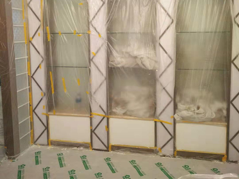 復式樓整體保護：各種裝修物料的進場以及各種建筑裝修垃圾的清理，都會經(jīng)過入戶門，這些物品在搬運的過程中，難免會和入戶門發(fā)生磕碰，造成入戶門的磕碰劃傷，所以，第一個需要做好成品保護的地方就是入戶門。做法：在裝修開工前直到家具進場期間，都需要對入戶門進行保護！可以使用成品保護膜將門包裹。 地面瓷磚鋪貼完后，用成品保護膜覆蓋磚面，既可以防止裝修時的沙子磨傷地面，同時也能有效地防止油漆涂料等有色液體滴落磚面，造成地面污染。好處：1.平整美觀；2.不會有泥沙塵土進入瓷磚；3.施工時不會刮花瓷磚；4.時間久了瓷磚依然干凈無塵。 在進行木門、櫥柜、家具等的相關(guān)的安裝或組裝的過程中，成品保護主要體現(xiàn)在兩個方面：一是原有的墻面、地面裝飾的保護，盡量避免因為這些安裝工程對已裝的部分造成破壞；二是安裝的物品本身的保護，注意不要在安裝過程中造成磕碰、劃傷等損傷。好處：1.美觀；2.避免后期刮膩子滴到柜子上；3.避免后期安裝碰到，導致油漆脫落和刮痕；4.防塵。