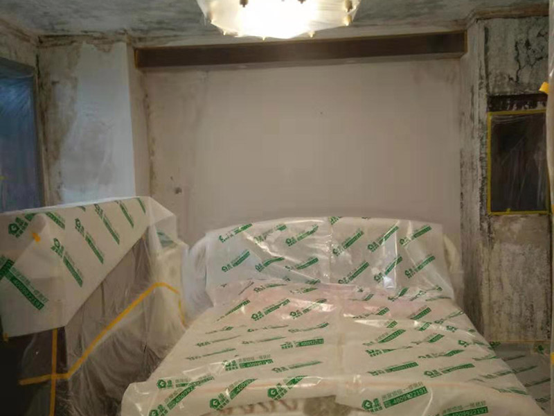 復式樓整體保護：各種裝修物料的進場以及各種建筑裝修垃圾的清理，都會經(jīng)過入戶門，這些物品在搬運的過程中，難免會和入戶門發(fā)生磕碰，造成入戶門的磕碰劃傷，所以，第一個需要做好成品保護的地方就是入戶門。做法：在裝修開工前直到家具進場期間，都需要對入戶門進行保護！可以使用成品保護膜將門包裹。 地面瓷磚鋪貼完后，用成品保護膜覆蓋磚面，既可以防止裝修時的沙子磨傷地面，同時也能有效地防止油漆涂料等有色液體滴落磚面，造成地面污染。好處：1.平整美觀；2.不會有泥沙塵土進入瓷磚；3.施工時不會刮花瓷磚；4.時間久了瓷磚依然干凈無塵。 在進行木門、櫥柜、家具等的相關(guān)的安裝或組裝的過程中，成品保護主要體現(xiàn)在兩個方面：一是原有的墻面、地面裝飾的保護，盡量避免因為這些安裝工程對已裝的部分造成破壞；二是安裝的物品本身的保護，注意不要在安裝過程中造成磕碰、劃傷等損傷。好處：1.美觀；2.避免后期刮膩子滴到柜子上；3.避免后期安裝碰到，導致油漆脫落和刮痕；4.防塵。