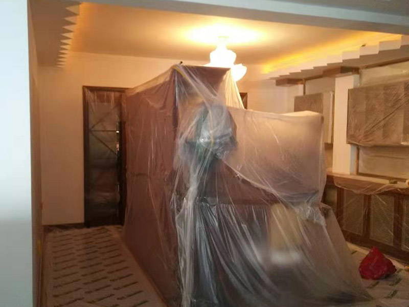 復式樓整體保護：各種裝修物料的進場以及各種建筑裝修垃圾的清理，都會經(jīng)過入戶門，這些物品在搬運的過程中，難免會和入戶門發(fā)生磕碰，造成入戶門的磕碰劃傷，所以，第一個需要做好成品保護的地方就是入戶門。做法：在裝修開工前直到家具進場期間，都需要對入戶門進行保護！可以使用成品保護膜將門包裹。 地面瓷磚鋪貼完后，用成品保護膜覆蓋磚面，既可以防止裝修時的沙子磨傷地面，同時也能有效地防止油漆涂料等有色液體滴落磚面，造成地面污染。好處：1.平整美觀；2.不會有泥沙塵土進入瓷磚；3.施工時不會刮花瓷磚；4.時間久了瓷磚依然干凈無塵。 在進行木門、櫥柜、家具等的相關(guān)的安裝或組裝的過程中，成品保護主要體現(xiàn)在兩個方面：一是原有的墻面、地面裝飾的保護，盡量避免因為這些安裝工程對已裝的部分造成破壞；二是安裝的物品本身的保護，注意不要在安裝過程中造成磕碰、劃傷等損傷。好處：1.美觀；2.避免后期刮膩子滴到柜子上；3.避免后期安裝碰到，導致油漆脫落和刮痕；4.防塵。