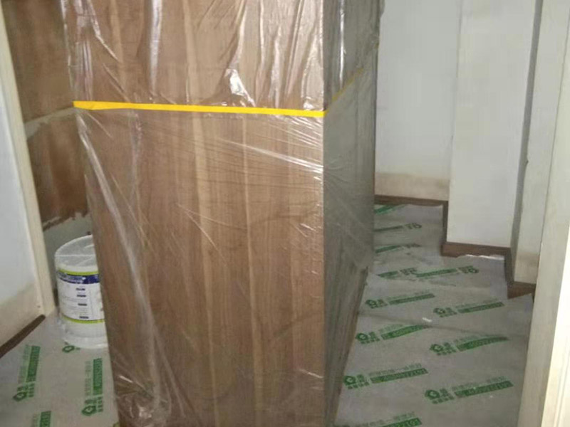 全屋家具成品保護：滿鋪成品瓦楞紙板，再用干凈彩條布滿鋪在普通石膏板上，在彩條布交接處及轉(zhuǎn)角處用膠帶固定，也可選用木芯板或三夾板。材料選用視上人、車情況而定。 所有成品飾面板在安裝好后必須用PE保護膜覆蓋包起來，所有成品飾面板的陽角位必須用硬質(zhì)紙護角或泡沫棉進(jìn)行保護性包裝，防止交被其他施工人員碰撞。 1、入戶門扇用公司統(tǒng)一的門貼進(jìn)行全面包裹保護，用透明膠帶將保護膜粘貼牢固平整。 2、用標(biāo)準(zhǔn)保護膜將門框三面保護完整并固定牢固。 3、工程完工后拆除保護膜時如果有粘貼時的膠痕，應(yīng)用酒精或?qū)Ｓ玫那逦蹌┣宄z痕。