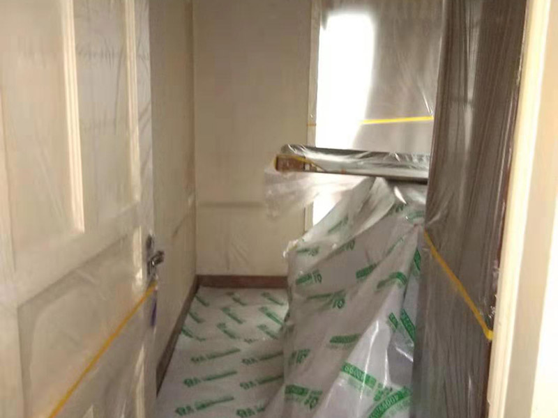 全屋家具成品保護：滿鋪成品瓦楞紙板，再用干凈彩條布滿鋪在普通石膏板上，在彩條布交接處及轉(zhuǎn)角處用膠帶固定，也可選用木芯板或三夾板。材料選用視上人、車情況而定。 所有成品飾面板在安裝好后必須用PE保護膜覆蓋包起來，所有成品飾面板的陽角位必須用硬質(zhì)紙護角或泡沫棉進(jìn)行保護性包裝，防止交被其他施工人員碰撞。 1、入戶門扇用公司統(tǒng)一的門貼進(jìn)行全面包裹保護，用透明膠帶將保護膜粘貼牢固平整。 2、用標(biāo)準(zhǔn)保護膜將門框三面保護完整并固定牢固。 3、工程完工后拆除保護膜時如果有粘貼時的膠痕，應(yīng)用酒精或?qū)Ｓ玫那逦蹌┣宄z痕。