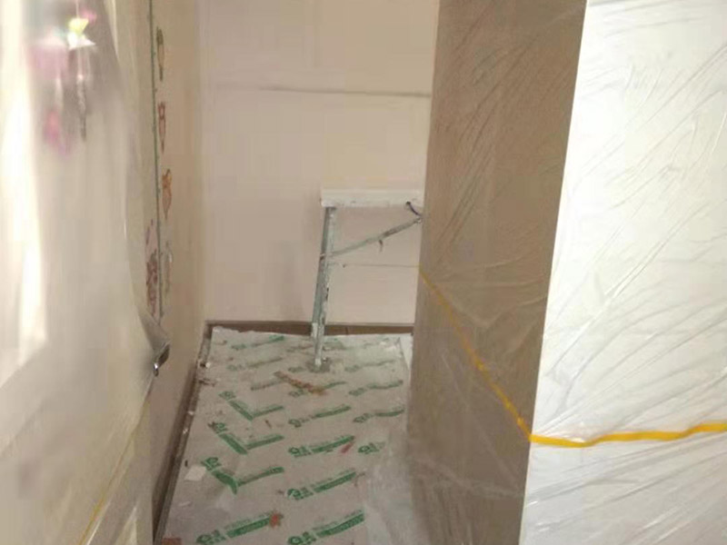 全屋家具成品保護：滿鋪成品瓦楞紙板，再用干凈彩條布滿鋪在普通石膏板上，在彩條布交接處及轉(zhuǎn)角處用膠帶固定，也可選用木芯板或三夾板。材料選用視上人、車情況而定。 所有成品飾面板在安裝好后必須用PE保護膜覆蓋包起來，所有成品飾面板的陽角位必須用硬質(zhì)紙護角或泡沫棉進(jìn)行保護性包裝，防止交被其他施工人員碰撞。 1、入戶門扇用公司統(tǒng)一的門貼進(jìn)行全面包裹保護，用透明膠帶將保護膜粘貼牢固平整。 2、用標(biāo)準(zhǔn)保護膜將門框三面保護完整并固定牢固。 3、工程完工后拆除保護膜時如果有粘貼時的膠痕，應(yīng)用酒精或?qū)Ｓ玫那逦蹌┣宄z痕。