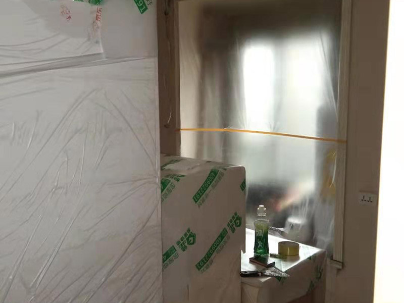 全屋家具成品保護：滿鋪成品瓦楞紙板，再用干凈彩條布滿鋪在普通石膏板上，在彩條布交接處及轉(zhuǎn)角處用膠帶固定，也可選用木芯板或三夾板。材料選用視上人、車情況而定。 所有成品飾面板在安裝好后必須用PE保護膜覆蓋包起來，所有成品飾面板的陽角位必須用硬質(zhì)紙護角或泡沫棉進(jìn)行保護性包裝，防止交被其他施工人員碰撞。 1、入戶門扇用公司統(tǒng)一的門貼進(jìn)行全面包裹保護，用透明膠帶將保護膜粘貼牢固平整。 2、用標(biāo)準(zhǔn)保護膜將門框三面保護完整并固定牢固。 3、工程完工后拆除保護膜時如果有粘貼時的膠痕，應(yīng)用酒精或?qū)Ｓ玫那逦蹌┣宄z痕。
