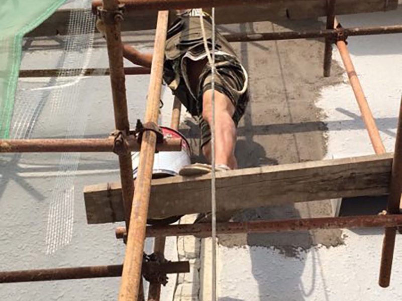 廠房外墻裝修：抹灰前基層表面的塵土，污垢，油漬等清zhi除干凈，并撒水濕潤(rùn)。當(dāng)抹灰總厚度&ge;35mm時(shí)，采取加強(qiáng)措施。不同材料基體交接處表面的抹灰，應(yīng)采取防止開裂的加強(qiáng)措施。外墻抹灰工程施工前先安裝鋼木門窗框、護(hù)欄等，并應(yīng)將墻上的施工孔洞堵塞密實(shí)。室內(nèi)墻面，柱子面和門洞口的陰陽角應(yīng)做法應(yīng)符合設(shè)計(jì)要求。設(shè)計(jì)無要求時(shí)，采用1:2水泥砂漿做暗護(hù)角，其高度不低于2m，每側(cè)寬度不小于50mm。