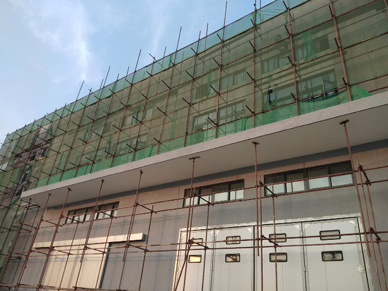 廠房外墻裝修：抹灰前基層表面的塵土，污垢，油漬等清zhi除干凈，并撒水濕潤(rùn)。當(dāng)抹灰總厚度&ge;35mm時(shí)，采取加強(qiáng)措施。不同材料基體交接處表面的抹灰，應(yīng)采取防止開裂的加強(qiáng)措施。外墻抹灰工程施工前先安裝鋼木門窗框、護(hù)欄等，并應(yīng)將墻上的施工孔洞堵塞密實(shí)。室內(nèi)墻面，柱子面和門洞口的陰陽角應(yīng)做法應(yīng)符合設(shè)計(jì)要求。設(shè)計(jì)無要求時(shí)，采用1:2水泥砂漿做暗護(hù)角，其高度不低于2m，每側(cè)寬度不小于50mm。