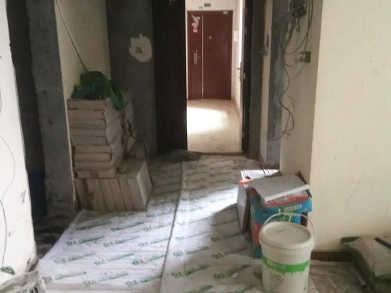 客廳墻面鏟除維修：在進行客廳老墻面的翻新處理的時候要注意將老墻面的原有裝修和裝飾都一并的清除。如果老墻面是裝修了一兩年的，則可以只使用鋼刷和砂紙打磨墻面，讓墻面變得干凈平整之后開始新的乳膠漆粉刷工作，如果是裝修時間很長磨損很嚴(yán)重的老墻面，則需要用鏟子將墻面的原有裝修都鏟除，之后再刷上膩子開始新的粉刷工作。老墻面的水泥層都有可能存在損壞嚴(yán)重的情況，可以將損壞的墻面部分全部鏟除，之后再使用水泥進行涂抹。這樣干凈齊整的墻面更有利于墻面的粉刷效果。在進行乳膠漆的涂刷之前先要計算好所有墻面需要的乳膠漆量，一次配好，避免二次配方產(chǎn)生色差的問題，從而導(dǎo)致墻面顏色不一致影響效果。在進行涂刷的時候也要從上到下順著一個方向進行涂刷。