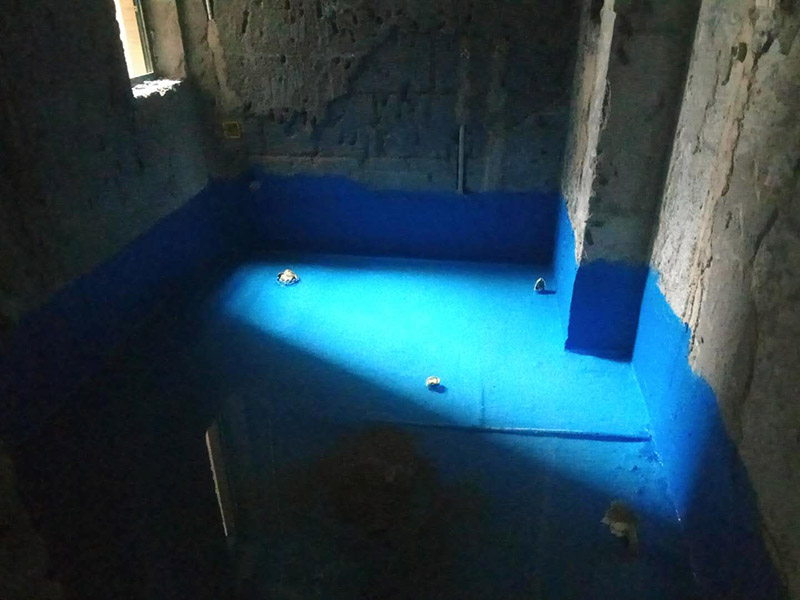 客廳墻面鏟除維修：在進行客廳老墻面的翻新處理的時候要注意將老墻面的原有裝修和裝飾都一并的清除。如果老墻面是裝修了一兩年的，則可以只使用鋼刷和砂紙打磨墻面，讓墻面變得干凈平整之后開始新的乳膠漆粉刷工作，如果是裝修時間很長磨損很嚴(yán)重的老墻面，則需要用鏟子將墻面的原有裝修都鏟除，之后再刷上膩子開始新的粉刷工作。老墻面的水泥層都有可能存在損壞嚴(yán)重的情況，可以將損壞的墻面部分全部鏟除，之后再使用水泥進行涂抹。這樣干凈齊整的墻面更有利于墻面的粉刷效果。在進行乳膠漆的涂刷之前先要計算好所有墻面需要的乳膠漆量，一次配好，避免二次配方產(chǎn)生色差的問題，從而導(dǎo)致墻面顏色不一致影響效果。在進行涂刷的時候也要從上到下順著一個方向進行涂刷。