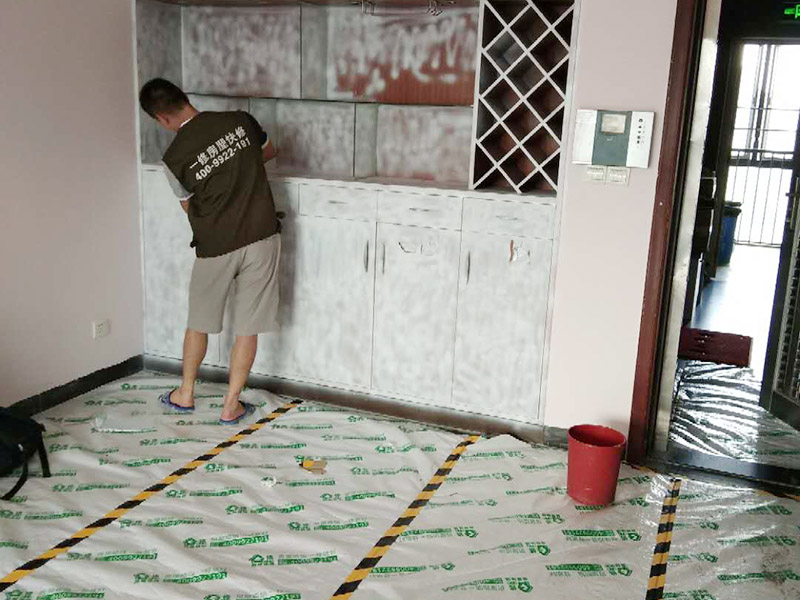 家具翻新地板保護：家具是比較容易折舊的，特別是一些上了油漆的家具，在用了很長的時間以后就會出現(xiàn)退色或者是漆面掉皮的現(xiàn)象，家具的體積一般都比較大，而且家具的價格也很高，導致了舊家具的更換有很多的困難。 1.混油飾面工藝做法：先用粗砂紙打磨掉舊油漆，然后披刮原子灰，干透后用細砂紙打磨平整，刷底漆一遍，打磨，再刷面漆若干遍，再打磨，最后噴面漆一遍。 2.清油飾面工藝做法：先用粗砂紙打磨掉舊油漆，然后披刮原子灰，干透后用細砂紙打磨平整，色漆做搓色處理，打磨，刷底漆一遍，打磨，再刷面漆若干!