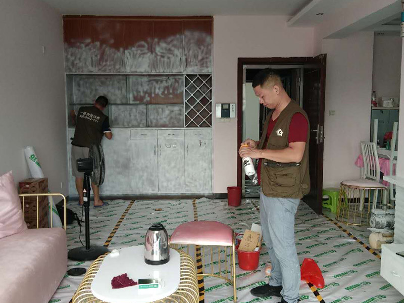 家具翻新地板保護：家具是比較容易折舊的，特別是一些上了油漆的家具，在用了很長的時間以后就會出現(xiàn)退色或者是漆面掉皮的現(xiàn)象，家具的體積一般都比較大，而且家具的價格也很高，導致了舊家具的更換有很多的困難。 1.混油飾面工藝做法：先用粗砂紙打磨掉舊油漆，然后披刮原子灰，干透后用細砂紙打磨平整，刷底漆一遍，打磨，再刷面漆若干遍，再打磨，最后噴面漆一遍。 2.清油飾面工藝做法：先用粗砂紙打磨掉舊油漆，然后披刮原子灰，干透后用細砂紙打磨平整，色漆做搓色處理，打磨，刷底漆一遍，打磨，再刷面漆若干!