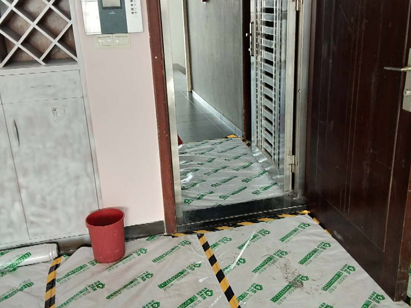 家具翻新地板保護：家具是比較容易折舊的，特別是一些上了油漆的家具，在用了很長的時間以后就會出現(xiàn)退色或者是漆面掉皮的現(xiàn)象，家具的體積一般都比較大，而且家具的價格也很高，導致了舊家具的更換有很多的困難。 1.混油飾面工藝做法：先用粗砂紙打磨掉舊油漆，然后披刮原子灰，干透后用細砂紙打磨平整，刷底漆一遍，打磨，再刷面漆若干遍，再打磨，最后噴面漆一遍。 2.清油飾面工藝做法：先用粗砂紙打磨掉舊油漆，然后披刮原子灰，干透后用細砂紙打磨平整，色漆做搓色處理，打磨，刷底漆一遍，打磨，再刷面漆若干!