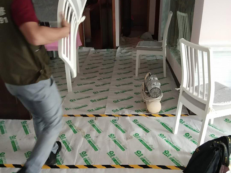 家具翻新地板保護：家具是比較容易折舊的，特別是一些上了油漆的家具，在用了很長的時間以后就會出現(xiàn)退色或者是漆面掉皮的現(xiàn)象，家具的體積一般都比較大，而且家具的價格也很高，導致了舊家具的更換有很多的困難。 1.混油飾面工藝做法：先用粗砂紙打磨掉舊油漆，然后披刮原子灰，干透后用細砂紙打磨平整，刷底漆一遍，打磨，再刷面漆若干遍，再打磨，最后噴面漆一遍。 2.清油飾面工藝做法：先用粗砂紙打磨掉舊油漆，然后披刮原子灰，干透后用細砂紙打磨平整，色漆做搓色處理，打磨，刷底漆一遍，打磨，再刷面漆若干!