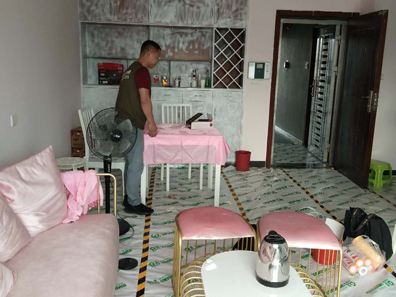 家具翻新地板保護：家具是比較容易折舊的，特別是一些上了油漆的家具，在用了很長的時間以后就會出現(xiàn)退色或者是漆面掉皮的現(xiàn)象，家具的體積一般都比較大，而且家具的價格也很高，導致了舊家具的更換有很多的困難。 1.混油飾面工藝做法：先用粗砂紙打磨掉舊油漆，然后披刮原子灰，干透后用細砂紙打磨平整，刷底漆一遍，打磨，再刷面漆若干遍，再打磨，最后噴面漆一遍。 2.清油飾面工藝做法：先用粗砂紙打磨掉舊油漆，然后披刮原子灰，干透后用細砂紙打磨平整，色漆做搓色處理，打磨，刷底漆一遍，打磨，再刷面漆若干!