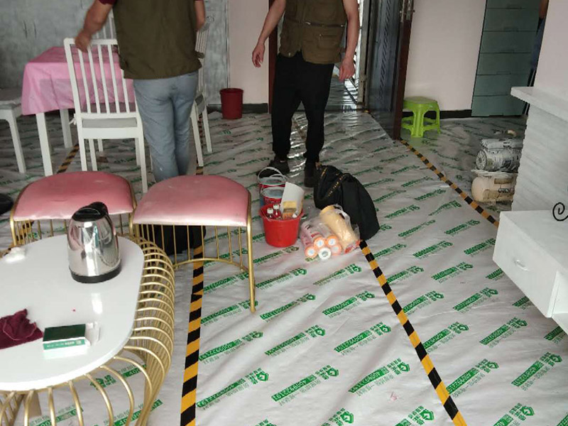 家具翻新地板保護：家具是比較容易折舊的，特別是一些上了油漆的家具，在用了很長的時間以后就會出現(xiàn)退色或者是漆面掉皮的現(xiàn)象，家具的體積一般都比較大，而且家具的價格也很高，導致了舊家具的更換有很多的困難。 1.混油飾面工藝做法：先用粗砂紙打磨掉舊油漆，然后披刮原子灰，干透后用細砂紙打磨平整，刷底漆一遍，打磨，再刷面漆若干遍，再打磨，最后噴面漆一遍。 2.清油飾面工藝做法：先用粗砂紙打磨掉舊油漆，然后披刮原子灰，干透后用細砂紙打磨平整，色漆做搓色處理，打磨，刷底漆一遍，打磨，再刷面漆若干!