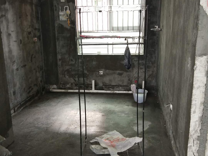 衛(wèi)生間防水找平:基面處理是衛(wèi)生間防水的基礎(chǔ)。首先要找平地面，并確保地面足夠平整、清潔。如果地面有縫隙、缺陷、不平等后期可能會(huì)造成漏水等問(wèn)題，所以前期基面防水要做到萬(wàn)無(wú)一失，才能保證后期的施工順利進(jìn)行。 鋪貼涂料 鋪貼涂料是衛(wèi)生間防水的重要條件，鋪防水涂料時(shí)要做到用力均勻，而且不能漏刷、缺刷。脫落、開(kāi)裂等現(xiàn)象也是不能出現(xiàn)的，過(guò)于干燥的季節(jié)不適宜做防水。涂刷的厚度小于1毫米時(shí)鋪貼效果最好。 鋪保護(hù)層 鋪保護(hù)層是衛(wèi)生間防水的保證，做完最重要的鋪防水涂層當(dāng)然也不能忘了涂上表面防護(hù)涂料，對(duì)內(nèi)部的材料能起到一定的保護(hù)作用。鋪保護(hù)層與鋪防水涂料一樣要做到均勻、無(wú)裂痕、不脫落。