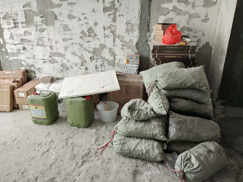 衛(wèi)生間防水找平:基面處理是衛(wèi)生間防水的基礎(chǔ)。首先要找平地面，并確保地面足夠平整、清潔。如果地面有縫隙、缺陷、不平等后期可能會(huì)造成漏水等問(wèn)題，所以前期基面防水要做到萬(wàn)無(wú)一失，才能保證后期的施工順利進(jìn)行。 鋪貼涂料 鋪貼涂料是衛(wèi)生間防水的重要條件，鋪防水涂料時(shí)要做到用力均勻，而且不能漏刷、缺刷。脫落、開(kāi)裂等現(xiàn)象也是不能出現(xiàn)的，過(guò)于干燥的季節(jié)不適宜做防水。涂刷的厚度小于1毫米時(shí)鋪貼效果最好。 鋪保護(hù)層 鋪保護(hù)層是衛(wèi)生間防水的保證，做完最重要的鋪防水涂層當(dāng)然也不能忘了涂上表面防護(hù)涂料，對(duì)內(nèi)部的材料能起到一定的保護(hù)作用。鋪保護(hù)層與鋪防水涂料一樣要做到均勻、無(wú)裂痕、不脫落。