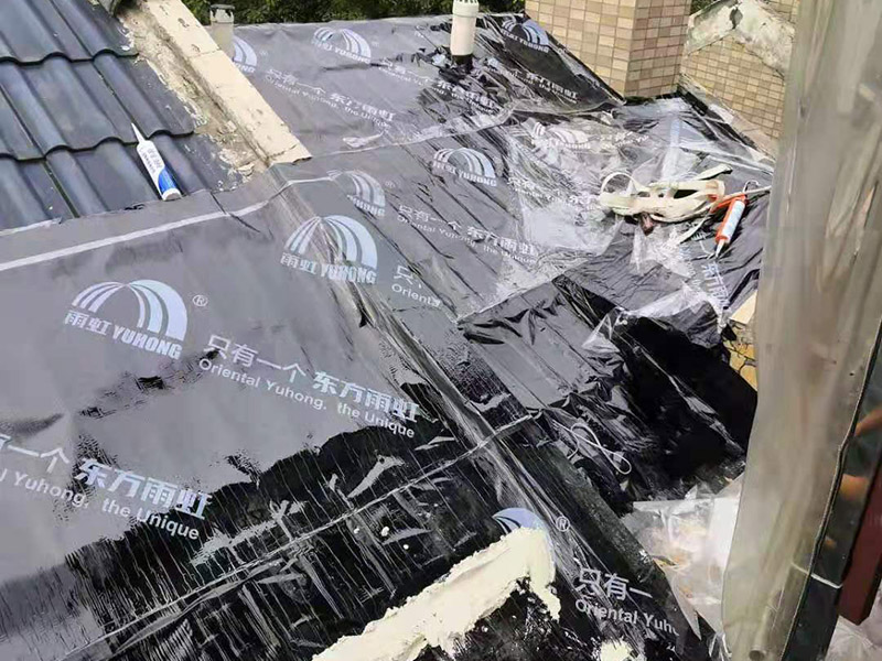 屋面防水卷材鋪貼:1.熱熔法：指采用加熱器熔化防水卷材底層的熱熔膠，實現(xiàn)卷材與基層粘結(jié)的方法稱為熱熔法。 2.冷粘法：指采用膠結(jié)材料直接實現(xiàn)防水卷材與基層粘結(jié)的方法稱為冷粘法。 3.自粘法：指采用帶有自粘膠的防水卷材，不需熱加工，也不需另涂膠結(jié)材料，而直接實現(xiàn)防水卷材與基層粘結(jié)的方法稱為自粘法。 4.熱瀝青法：指采用熱瀝青膠結(jié)材料直接實現(xiàn)防水卷材與基層粘結(jié)的方法稱為熱瀝青法。 屋面卷材按施工工藝不同可選用滿貼、條粘、點粘和空鋪等方法施工。鋪貼時應(yīng)同時將卷材下面的空氣排出，卷材平整，粘結(jié)牢固，接縫處必須滿粘，接縫嚴密。