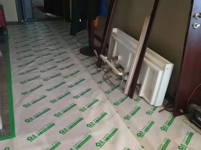 入戶現(xiàn)場地面保護(hù)：入戶門的保護(hù) 各種裝修物料的進(jìn)場以及各種建筑裝修的清理，都會(huì)經(jīng)過入戶門，這些物品在搬運(yùn)的過程中，與入戶門發(fā)生磕碰、摩擦的機(jī)率大大增加，所以，第一個(gè)需要做好成品保護(hù)的地方就是我們的入戶門。建議：在裝修開工前直到家具進(jìn)場期間，都需要對入戶門進(jìn)行保護(hù)！對于這一點(diǎn)，可以使用成品保護(hù)膜將門包裹。