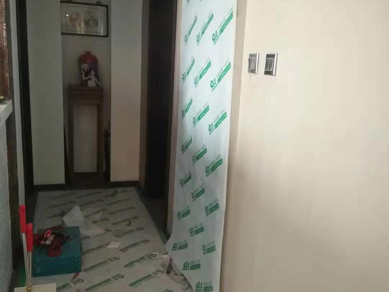 入戶現(xiàn)場地面保護(hù)：入戶門的保護(hù) 各種裝修物料的進(jìn)場以及各種建筑裝修的清理，都會(huì)經(jīng)過入戶門，這些物品在搬運(yùn)的過程中，與入戶門發(fā)生磕碰、摩擦的機(jī)率大大增加，所以，第一個(gè)需要做好成品保護(hù)的地方就是我們的入戶門。建議：在裝修開工前直到家具進(jìn)場期間，都需要對入戶門進(jìn)行保護(hù)！對于這一點(diǎn)，可以使用成品保護(hù)膜將門包裹。