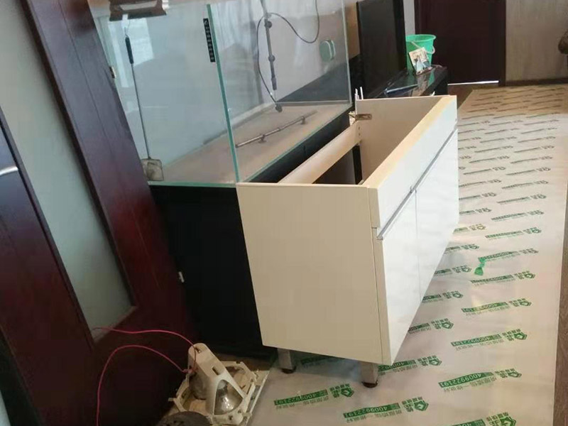 入戶現(xiàn)場地面保護(hù)：入戶門的保護(hù) 各種裝修物料的進(jìn)場以及各種建筑裝修的清理，都會(huì)經(jīng)過入戶門，這些物品在搬運(yùn)的過程中，與入戶門發(fā)生磕碰、摩擦的機(jī)率大大增加，所以，第一個(gè)需要做好成品保護(hù)的地方就是我們的入戶門。建議：在裝修開工前直到家具進(jìn)場期間，都需要對入戶門進(jìn)行保護(hù)！對于這一點(diǎn)，可以使用成品保護(hù)膜將門包裹。