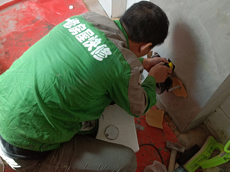 局部改造裝修:水、電路改造是舊房改造最復(fù)雜的。在所有的水路改造完成后，要做到管路合理、連接緊密、無跑冒滴漏、無違章拆移。電路的改造方面，如果舊房子使用的是鋁線，一定要拆掉，現(xiàn)代家庭電器很多，按照國家標(biāo)準(zhǔn)，裝修中必須使用2.5毫米銅線，而對(duì)于安裝空調(diào)等大功率電器的線路則應(yīng)單獨(dú)走一路4平方毫米的線路。在往墻中埋線時(shí)必須使用PVC絕緣管。