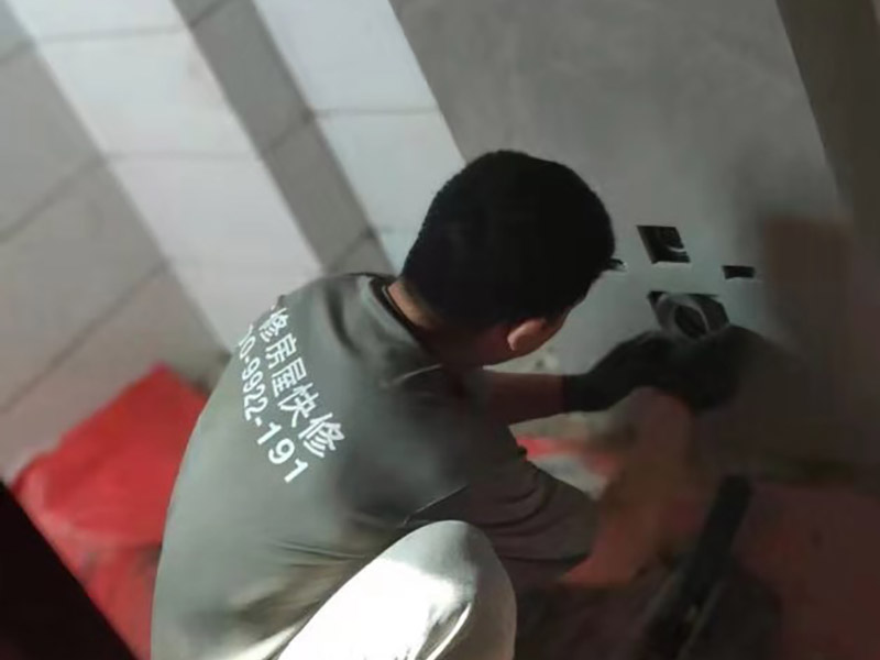 局部改造裝修:水、電路改造是舊房改造最復(fù)雜的。在所有的水路改造完成后，要做到管路合理、連接緊密、無跑冒滴漏、無違章拆移。電路的改造方面，如果舊房子使用的是鋁線，一定要拆掉，現(xiàn)代家庭電器很多，按照國家標(biāo)準(zhǔn)，裝修中必須使用2.5毫米銅線，而對(duì)于安裝空調(diào)等大功率電器的線路則應(yīng)單獨(dú)走一路4平方毫米的線路。在往墻中埋線時(shí)必須使用PVC絕緣管。