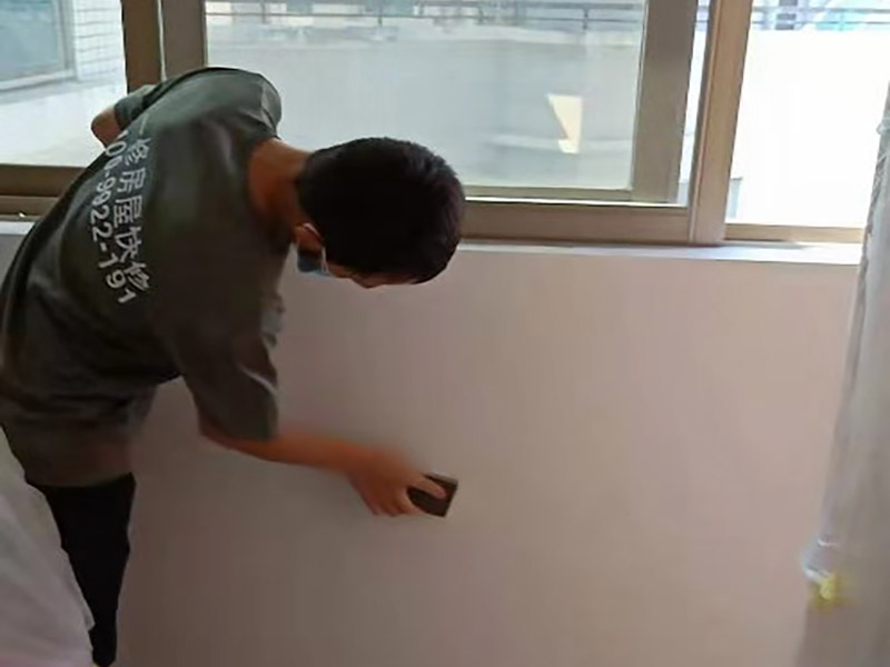 局部改造裝修:水、電路改造是舊房改造最復(fù)雜的。在所有的水路改造完成后，要做到管路合理、連接緊密、無跑冒滴漏、無違章拆移。電路的改造方面，如果舊房子使用的是鋁線，一定要拆掉，現(xiàn)代家庭電器很多，按照國家標(biāo)準(zhǔn)，裝修中必須使用2.5毫米銅線，而對(duì)于安裝空調(diào)等大功率電器的線路則應(yīng)單獨(dú)走一路4平方毫米的線路。在往墻中埋線時(shí)必須使用PVC絕緣管。