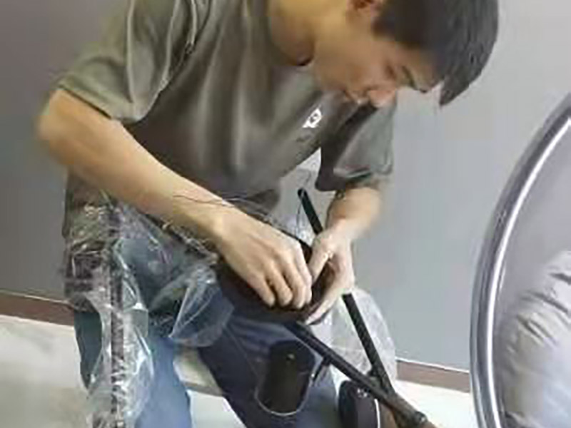 局部改造裝修:水、電路改造是舊房改造最復(fù)雜的。在所有的水路改造完成后，要做到管路合理、連接緊密、無跑冒滴漏、無違章拆移。電路的改造方面，如果舊房子使用的是鋁線，一定要拆掉，現(xiàn)代家庭電器很多，按照國家標(biāo)準(zhǔn)，裝修中必須使用2.5毫米銅線，而對(duì)于安裝空調(diào)等大功率電器的線路則應(yīng)單獨(dú)走一路4平方毫米的線路。在往墻中埋線時(shí)必須使用PVC絕緣管。