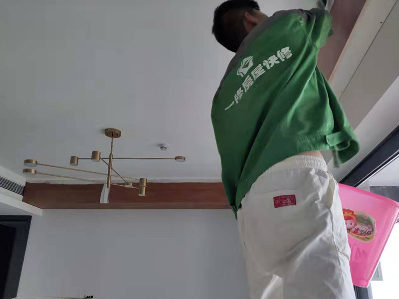 局部改造裝修:水、電路改造是舊房改造最復(fù)雜的。在所有的水路改造完成后，要做到管路合理、連接緊密、無跑冒滴漏、無違章拆移。電路的改造方面，如果舊房子使用的是鋁線，一定要拆掉，現(xiàn)代家庭電器很多，按照國家標(biāo)準(zhǔn)，裝修中必須使用2.5毫米銅線，而對(duì)于安裝空調(diào)等大功率電器的線路則應(yīng)單獨(dú)走一路4平方毫米的線路。在往墻中埋線時(shí)必須使用PVC絕緣管。