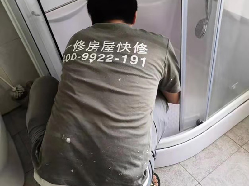 局部改造裝修:水、電路改造是舊房改造最復(fù)雜的。在所有的水路改造完成后，要做到管路合理、連接緊密、無跑冒滴漏、無違章拆移。電路的改造方面，如果舊房子使用的是鋁線，一定要拆掉，現(xiàn)代家庭電器很多，按照國家標(biāo)準(zhǔn)，裝修中必須使用2.5毫米銅線，而對(duì)于安裝空調(diào)等大功率電器的線路則應(yīng)單獨(dú)走一路4平方毫米的線路。在往墻中埋線時(shí)必須使用PVC絕緣管。