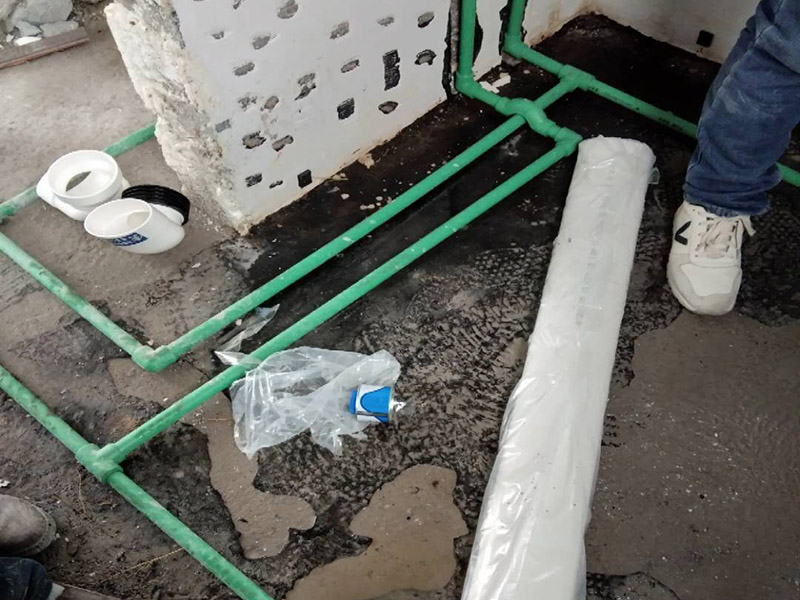 全屋裝修管道布線：第一步：材料進(jìn)場與檢驗，并核對水電階段的材料品牌規(guī)格。因為就水電改造而言，劣質(zhì)的水電材料會直接影響日常使用甚至可能危害到人身和財產(chǎn)的安全。 第二步：彈線定位標(biāo)記水管電線的位置，走向要求橫平豎直，然后就是開槽工作。開槽處主要是確定開槽路線，線路開槽可遵循下面三個原則：不破壞原有強(qiáng)電原則、不破壞防水原則，線路最短原則。通過用線的多少來確定PVC管的用料，同時也便于確定管槽的寬度。 第三步：水電布線，即"布管布線"，包括水管排布、電管布線與穿線。 第四步：水電驗收，如若有發(fā)現(xiàn)問題可做及時的修復(fù)處理，等到其他項目施工完畢，等發(fā)現(xiàn)問題再做修改就實屬不易。 第五步：封槽，水管安裝后一定要經(jīng)過注水水壓測試。一般使用水泥砂漿進(jìn)行封槽。封槽的高度不能高于所在平面。封槽一定要嚴(yán)實，否則日后造成空鼓現(xiàn)象。