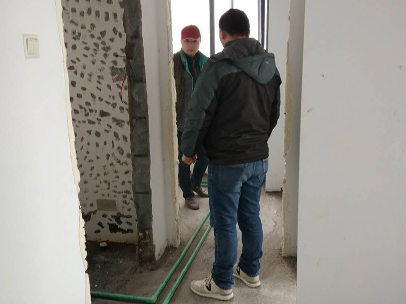 全屋裝修管道布線：第一步：材料進(jìn)場與檢驗，并核對水電階段的材料品牌規(guī)格。因為就水電改造而言，劣質(zhì)的水電材料會直接影響日常使用甚至可能危害到人身和財產(chǎn)的安全。 第二步：彈線定位標(biāo)記水管電線的位置，走向要求橫平豎直，然后就是開槽工作。開槽處主要是確定開槽路線，線路開槽可遵循下面三個原則：不破壞原有強(qiáng)電原則、不破壞防水原則，線路最短原則。通過用線的多少來確定PVC管的用料，同時也便于確定管槽的寬度。 第三步：水電布線，即"布管布線"，包括水管排布、電管布線與穿線。 第四步：水電驗收，如若有發(fā)現(xiàn)問題可做及時的修復(fù)處理，等到其他項目施工完畢，等發(fā)現(xiàn)問題再做修改就實屬不易。 第五步：封槽，水管安裝后一定要經(jīng)過注水水壓測試。一般使用水泥砂漿進(jìn)行封槽。封槽的高度不能高于所在平面。封槽一定要嚴(yán)實，否則日后造成空鼓現(xiàn)象。