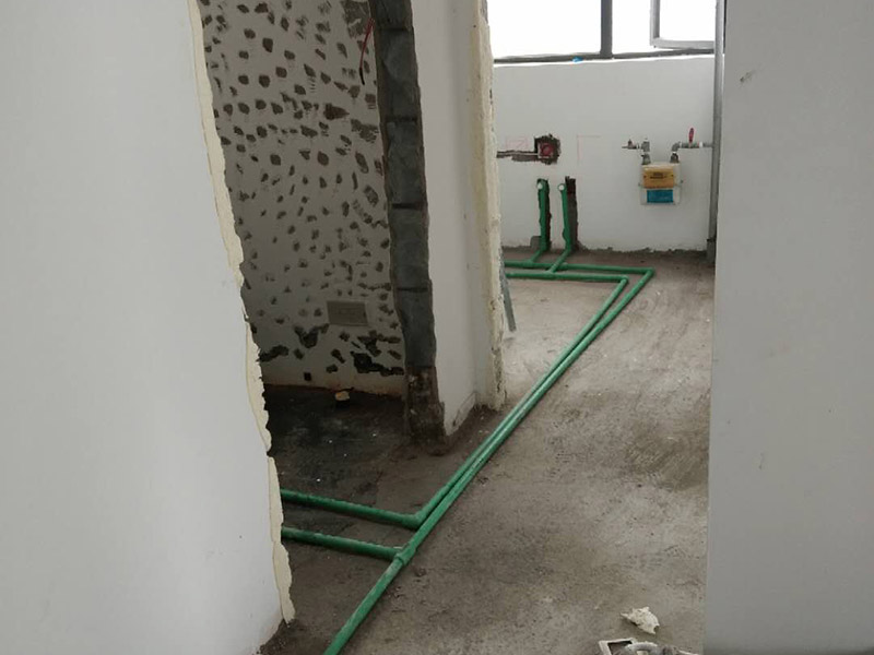 全屋裝修管道布線：第一步：材料進(jìn)場與檢驗，并核對水電階段的材料品牌規(guī)格。因為就水電改造而言，劣質(zhì)的水電材料會直接影響日常使用甚至可能危害到人身和財產(chǎn)的安全。 第二步：彈線定位標(biāo)記水管電線的位置，走向要求橫平豎直，然后就是開槽工作。開槽處主要是確定開槽路線，線路開槽可遵循下面三個原則：不破壞原有強(qiáng)電原則、不破壞防水原則，線路最短原則。通過用線的多少來確定PVC管的用料，同時也便于確定管槽的寬度。 第三步：水電布線，即"布管布線"，包括水管排布、電管布線與穿線。 第四步：水電驗收，如若有發(fā)現(xiàn)問題可做及時的修復(fù)處理，等到其他項目施工完畢，等發(fā)現(xiàn)問題再做修改就實屬不易。 第五步：封槽，水管安裝后一定要經(jīng)過注水水壓測試。一般使用水泥砂漿進(jìn)行封槽。封槽的高度不能高于所在平面。封槽一定要嚴(yán)實，否則日后造成空鼓現(xiàn)象。