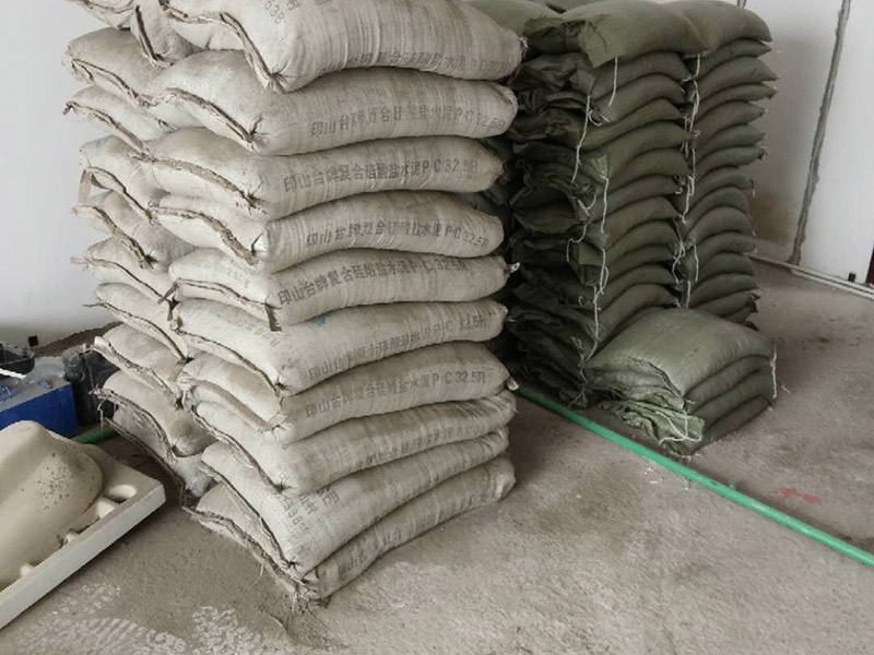 全屋裝修管道布線：第一步：材料進(jìn)場與檢驗，并核對水電階段的材料品牌規(guī)格。因為就水電改造而言，劣質(zhì)的水電材料會直接影響日常使用甚至可能危害到人身和財產(chǎn)的安全。 第二步：彈線定位標(biāo)記水管電線的位置，走向要求橫平豎直，然后就是開槽工作。開槽處主要是確定開槽路線，線路開槽可遵循下面三個原則：不破壞原有強(qiáng)電原則、不破壞防水原則，線路最短原則。通過用線的多少來確定PVC管的用料，同時也便于確定管槽的寬度。 第三步：水電布線，即"布管布線"，包括水管排布、電管布線與穿線。 第四步：水電驗收，如若有發(fā)現(xiàn)問題可做及時的修復(fù)處理，等到其他項目施工完畢，等發(fā)現(xiàn)問題再做修改就實屬不易。 第五步：封槽，水管安裝后一定要經(jīng)過注水水壓測試。一般使用水泥砂漿進(jìn)行封槽。封槽的高度不能高于所在平面。封槽一定要嚴(yán)實，否則日后造成空鼓現(xiàn)象。