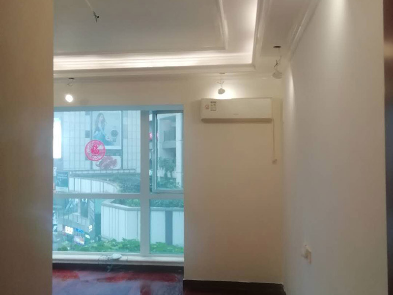 全屋裝修完成效果：老房裝修翻新不能隨便的去拆墻體，很多人覺(jué)得只有承重墻才不能隨便拆改，其實(shí)非承重墻也不可以隨便拆改，雖然是次要的承重，但是它也能起到支撐作用，所以要視情況而定，能不拆的盡量不要去拆。墻紙墻布鋪貼前，必須檢查墻面要干凈平整，墻體、墻皮表面無(wú)空鼓或松動(dòng)脫落。如果有墻面8大問(wèn)題，修復(fù)處理好墻體基底層。基膜等干透，時(shí)間為2小時(shí)-4小時(shí)。再一面墻陰角處開(kāi)始滾刷糯米膠，滾刷好一面墻（上下粉刷均勻）后才開(kāi)始貼墻布。墻紙墻布沿墻面放置，無(wú)縫接縫的必須上高度和墻面高度一致，對(duì)花拼接的墻紙墻布考慮好花樣、紋理的方向。