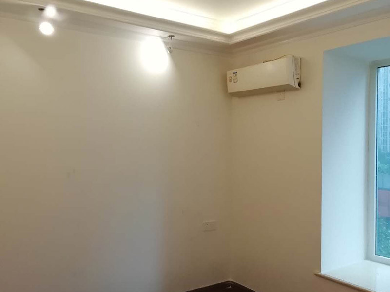 全屋裝修完成效果：老房裝修翻新不能隨便的去拆墻體，很多人覺(jué)得只有承重墻才不能隨便拆改，其實(shí)非承重墻也不可以隨便拆改，雖然是次要的承重，但是它也能起到支撐作用，所以要視情況而定，能不拆的盡量不要去拆。墻紙墻布鋪貼前，必須檢查墻面要干凈平整，墻體、墻皮表面無(wú)空鼓或松動(dòng)脫落。如果有墻面8大問(wèn)題，修復(fù)處理好墻體基底層?；さ雀赏福瑫r(shí)間為2小時(shí)-4小時(shí)。再一面墻陰角處開(kāi)始滾刷糯米膠，滾刷好一面墻（上下粉刷均勻）后才開(kāi)始貼墻布。墻紙墻布沿墻面放置，無(wú)縫接縫的必須上高度和墻面高度一致，對(duì)花拼接的墻紙墻布考慮好花樣、紋理的方向。